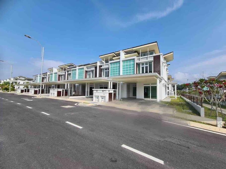 Luxury 2-Storey Terrace House Near Ioi City Mall Putrajaya Exteriör bild